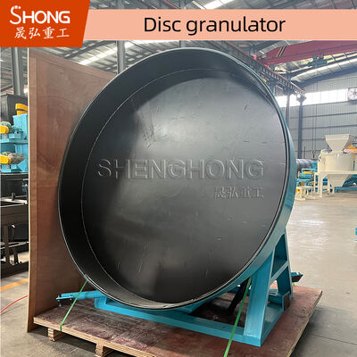 Granulateur d'engrais composés avec dispositif de grattage non alimenté et alimenté inclinaison réglable du disque et conduite à courroie flexible