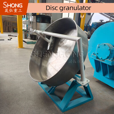 Granulateur d'engrais composés avec dispositif de grattage non alimenté et alimenté inclinaison réglable du disque et conduite à courroie flexible